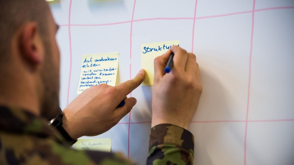 Soldat schreibt auf ein Post-it Zettel