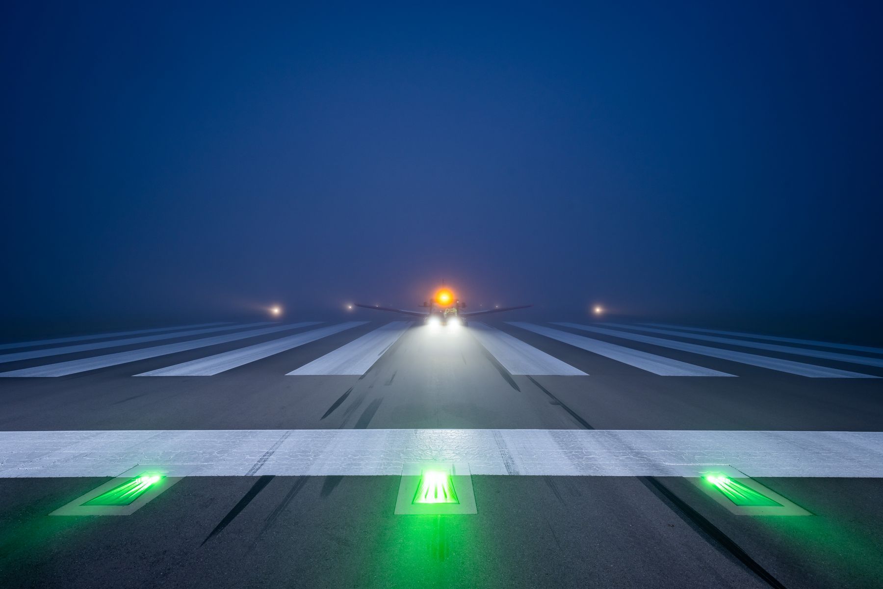 Bild eines Flugzeugs auf einer Landebahn